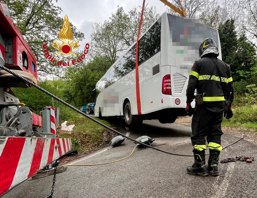 Autobus strada a Vicchio, a bordo studenti diretti a Barbiana