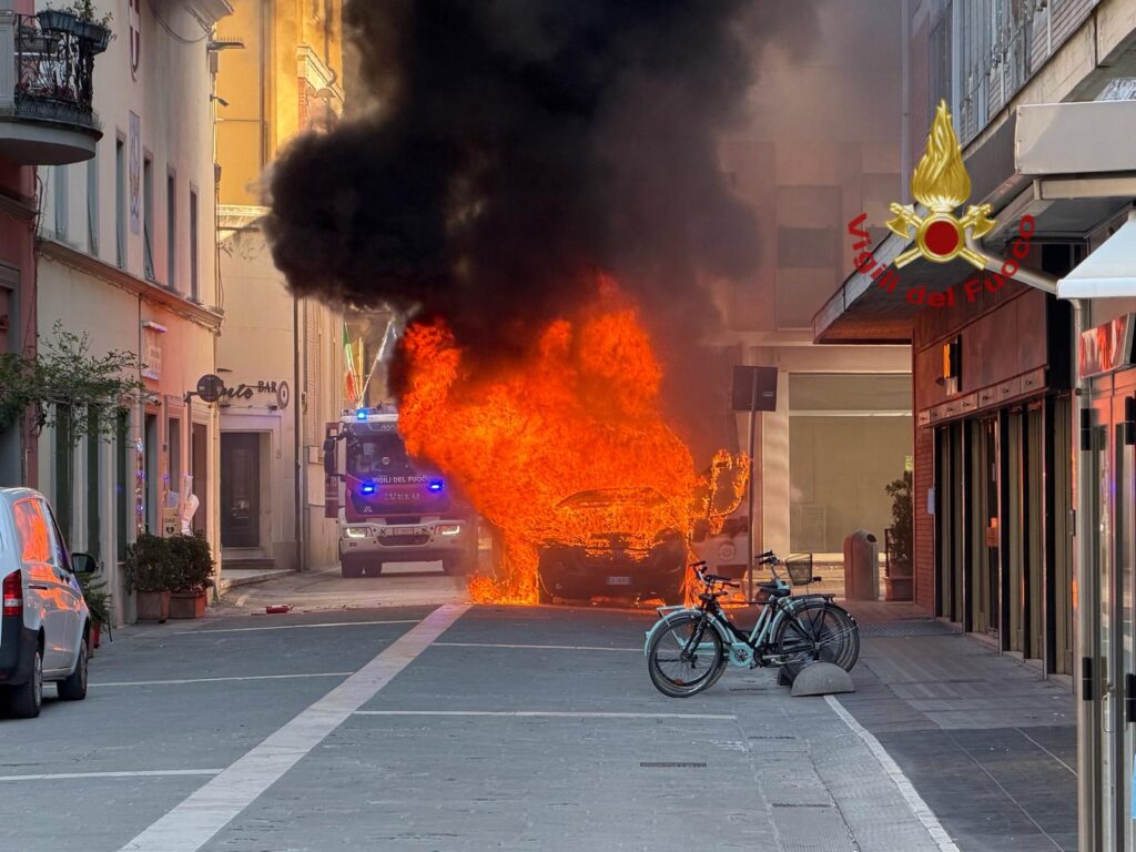 Ambulanza in fiamme ad Arezzo, volontari intossicati