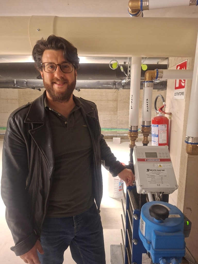Duccio Corbinelli Sales Manager con apparecchio presso la Piscina di Certaldo piccola