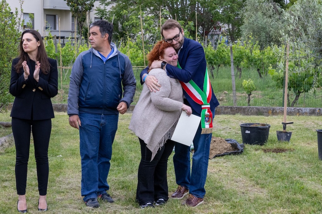 abbraccio sindaco e mamma di gioele