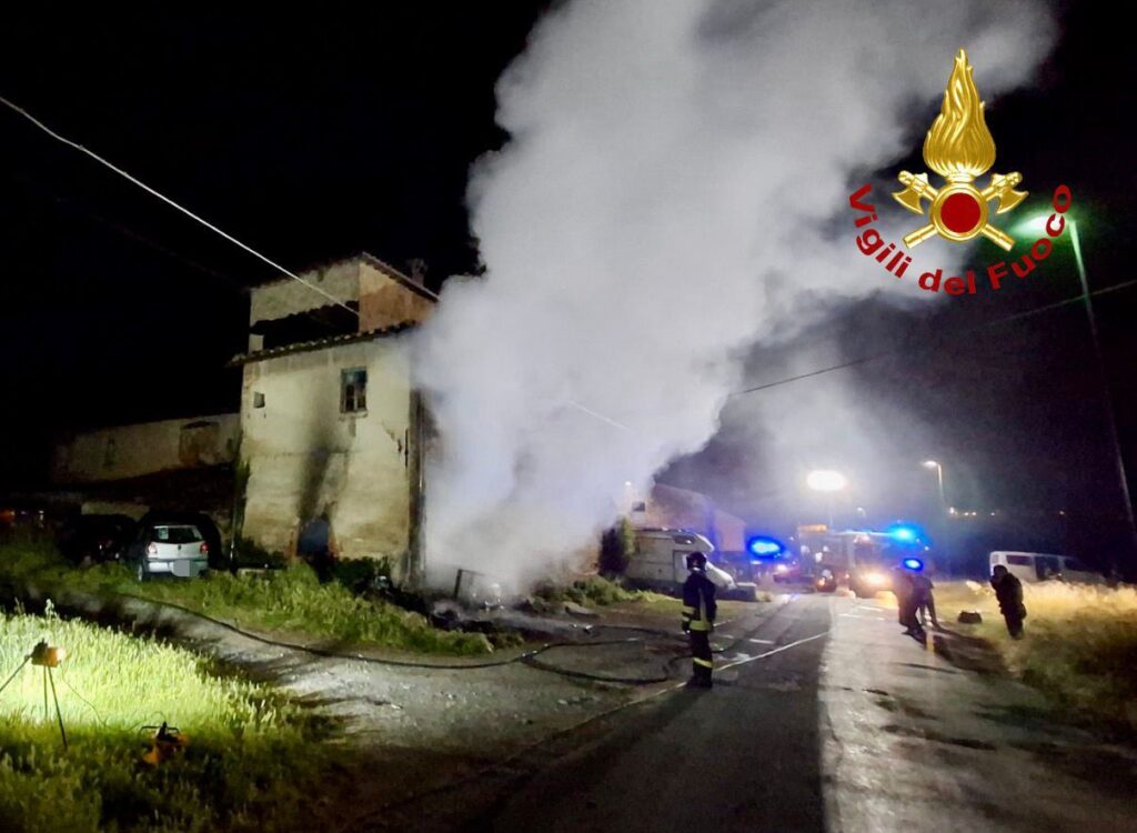 Incendio nella notte a San Miniato: evacuati i residenti di una casa