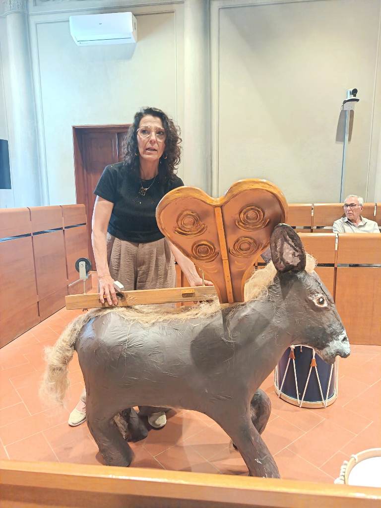 La professoressa Antonella Bertelli con le nuove ali del ciuco