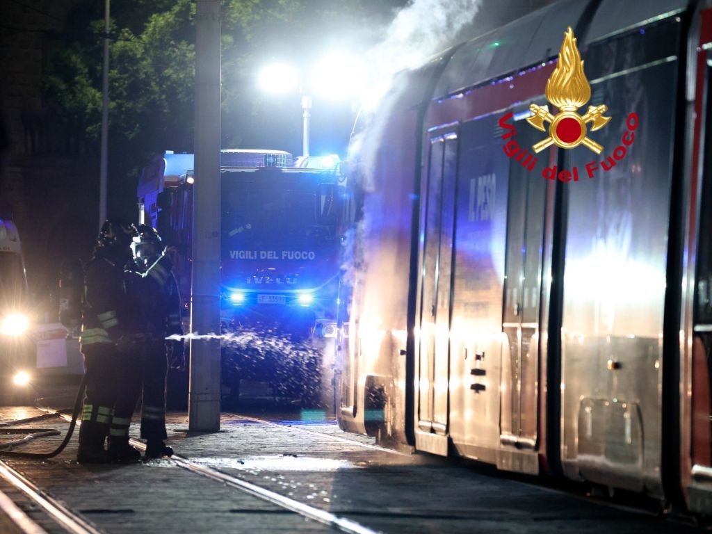Principio d'incendio ai freni della tramvia di Firenze