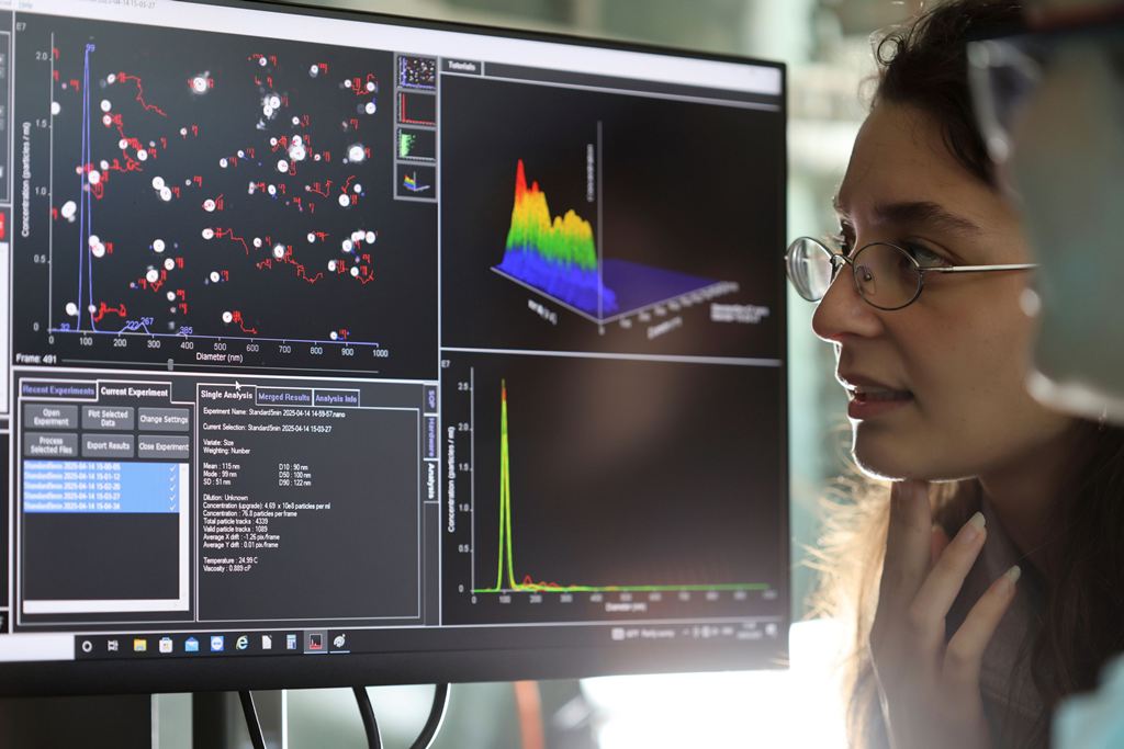 Unifi_studentessa_con_grafici_al_computer