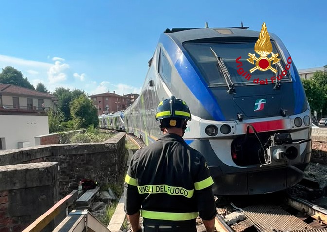 Treno fermo a Dicomano: ruote fuori da binario su un ponte, evacuati i passeggeri