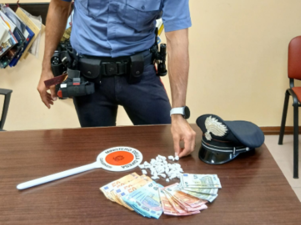 Livorno, sorpreso a spacciare cocaina in piazza della Repubblica: arrestato 20enne
