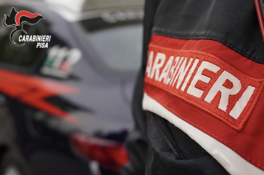 Aggredisce i genitori anziani per ottenere soldi: arrestato 51enne nel Pisano