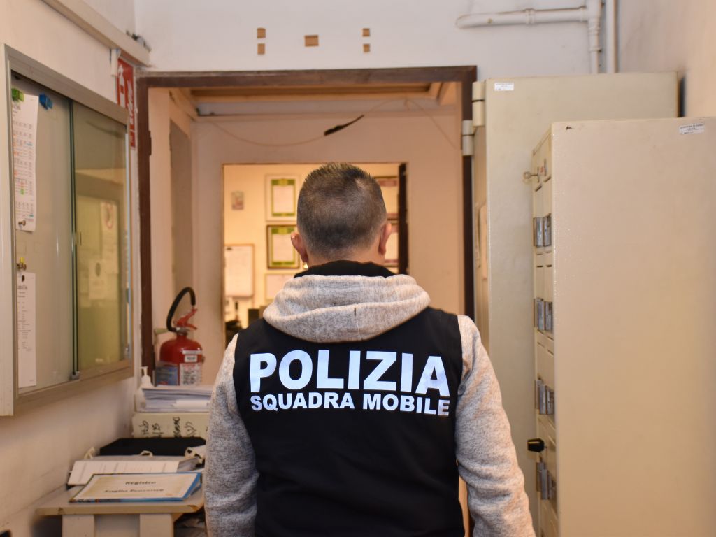 Permessi di soggiorno in cambio di denaro: arrestato mediatore culturale della Questura di Siena