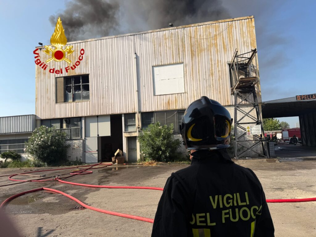 Incendio in una ditta di pellami all'Osmannoro, alta colonna di fumo visibile per chilometri
