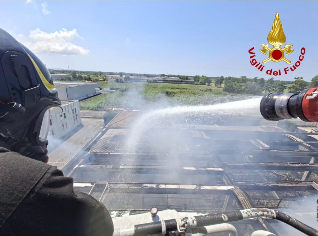 Incendio in capannone di rifiuti a Vecchiano, colonna di fumo visibile a chilometri