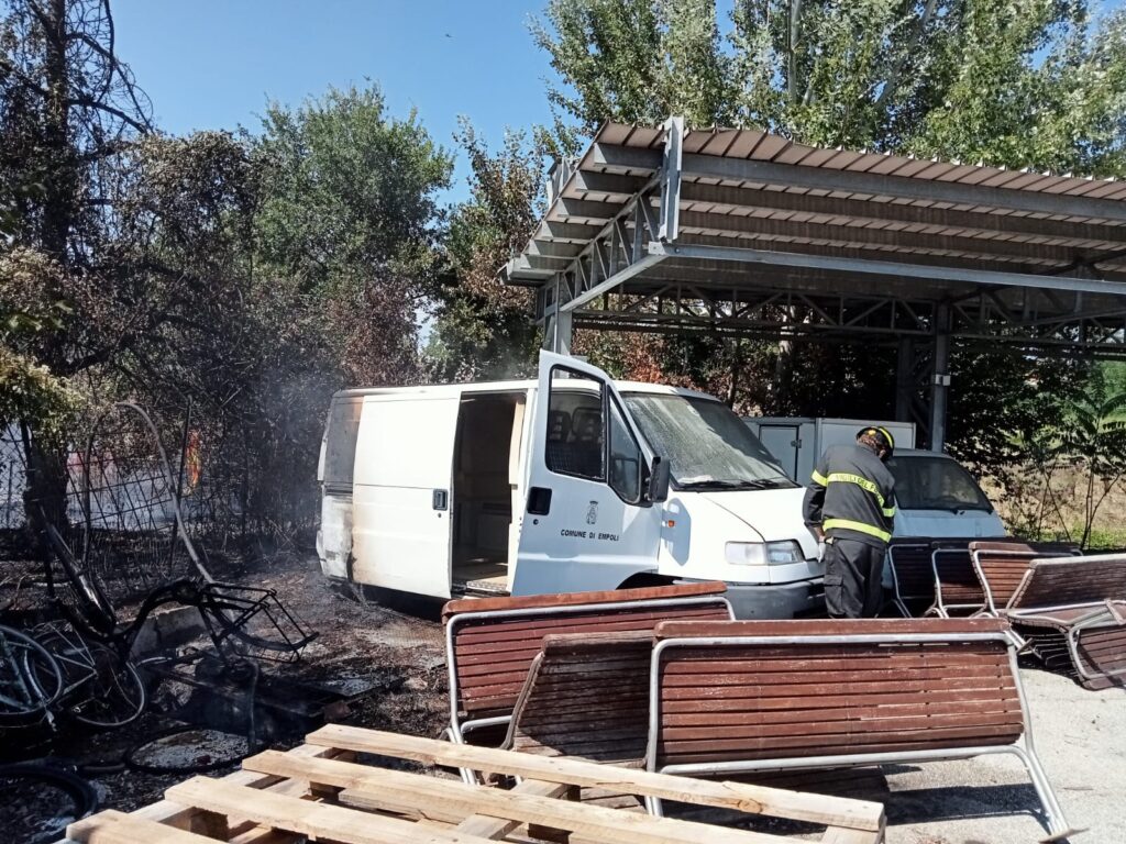 Incendio vicino al magazzino comunale di Empoli