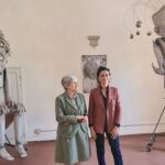 Complesso abbandonato immerso in paesaggio rurale toscano con edifici storici degradati