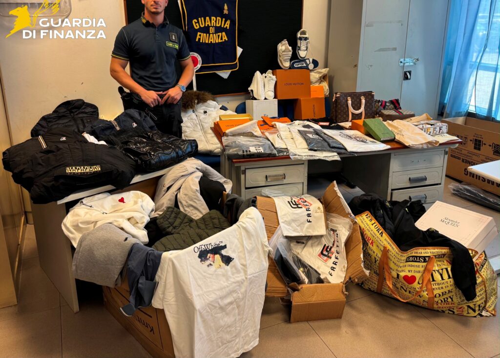 Sequestrati 2mila prodotti contraffatti con marchi di lusso nel Pisano: denunciato un uomo