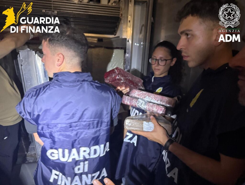 Sequestrati 65 chili di cocaina in un container di banane dall’Ecuador al porto di Livorno
