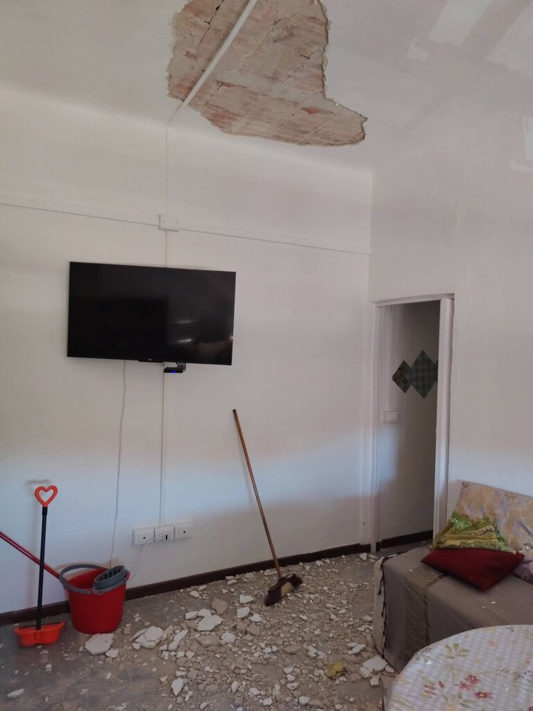 Livorno_casa_popolare_intonaco_caduto 2026 (1)
