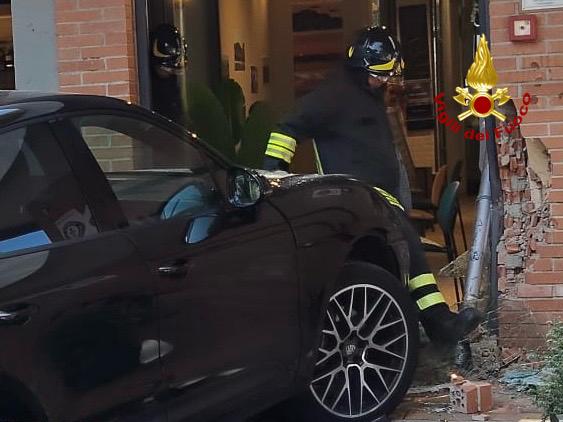 Auto finisce contro una vetrina a Punta Ala: nessun ferito, danni a un’attività commerciale