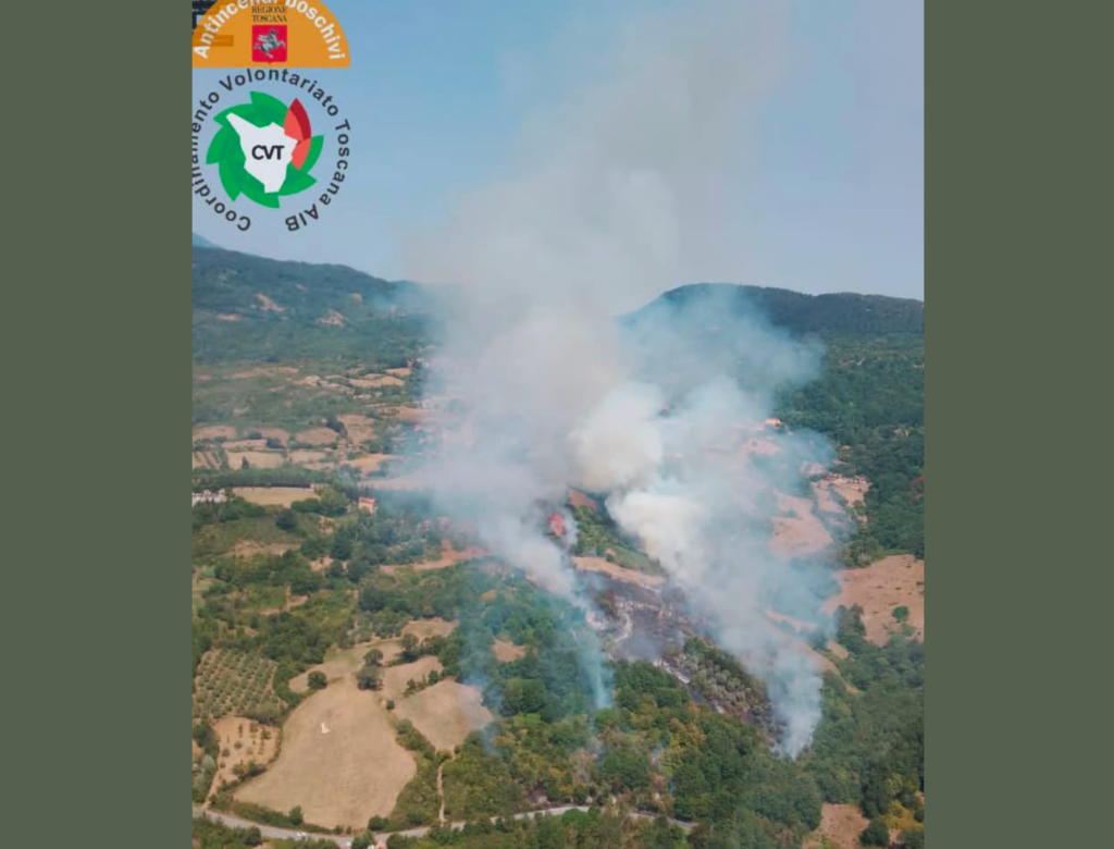 Incendio nei boschi di Castell'Azzara, due elicotteri in azione per domare le fiamme