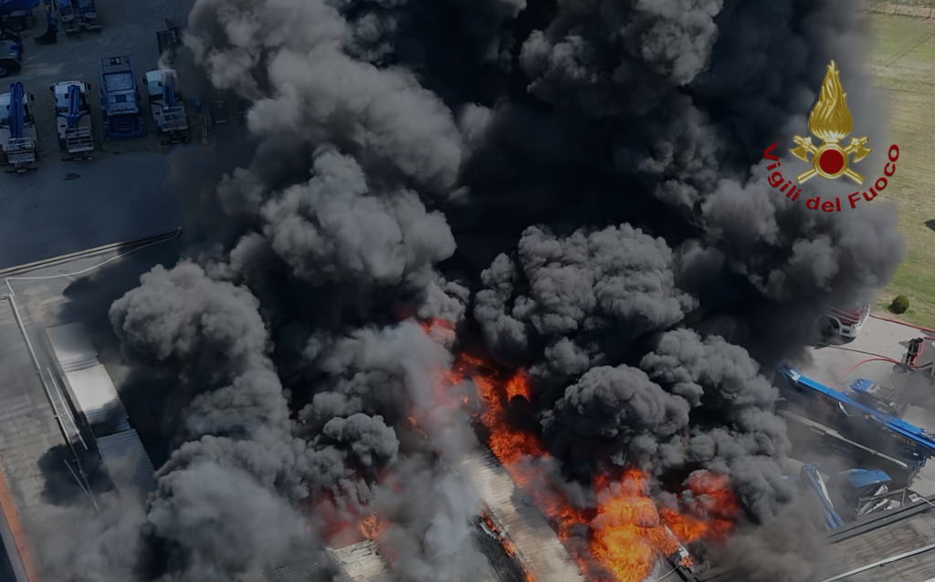 Vasto incendio in un edificio con materiale tessile a Campi Bisenzio