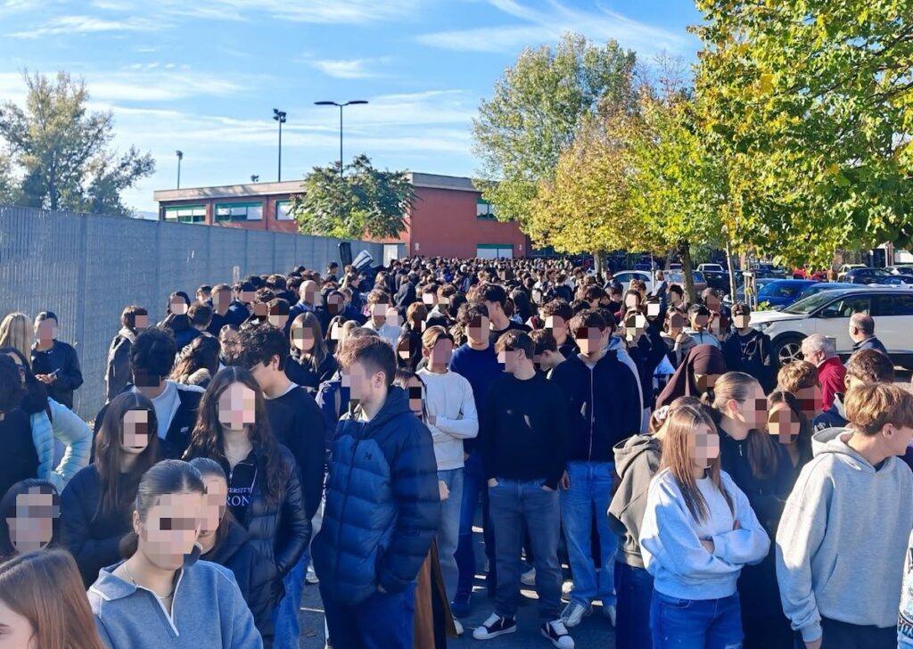 Un corteo a Castelfiorentino per la riapertura dell'Enriques: "Siamo di nuovo a casa"