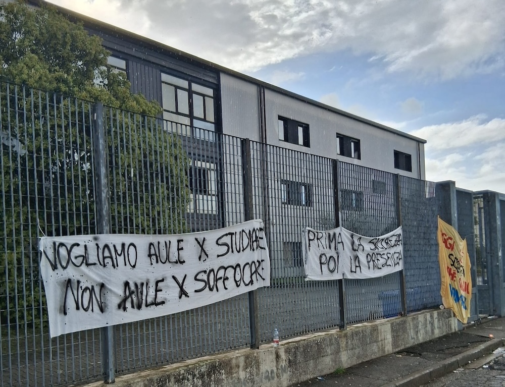 San Miniato, protesta degli studenti di fronte al liceo Marconi: "Mancano aule e bagni. Lavori fermi"